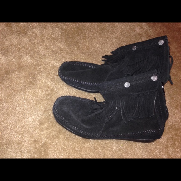 Minnetonka Fringe Boot Black 7 1/2. - Picture 1 of 4